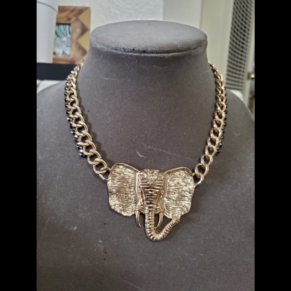 Elephant pendant necklace